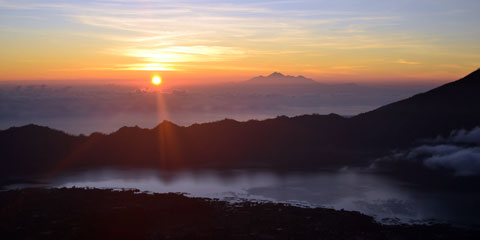 Рассвет на вулкане Батур, остров Бали