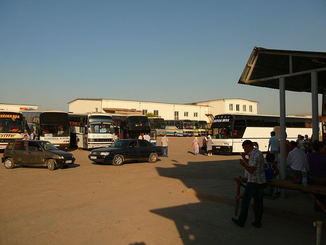 автовокзал на границе Казахстана и Узбекистана