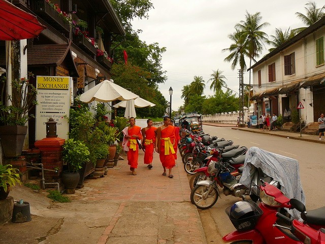 Монахи в ЛуангПрабанге