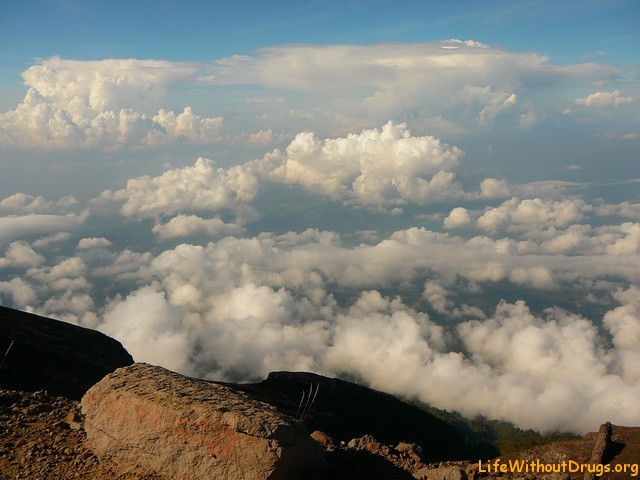 Предложение руки и сердца на вершине вулкана Агунг