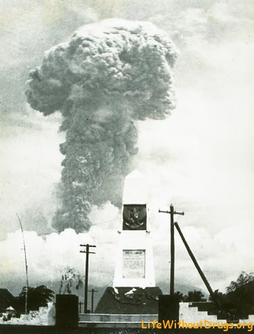 Столб дыма на Агунге в 1963 году
