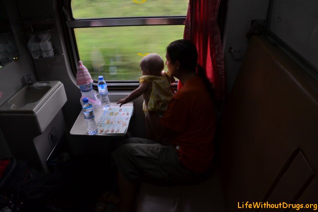 С маленьким ребенком на поезде в Таиланде.