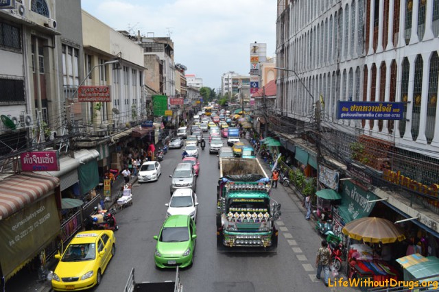 Вид с пешеходного моста в районе Маленькой Индии в Бангкоке