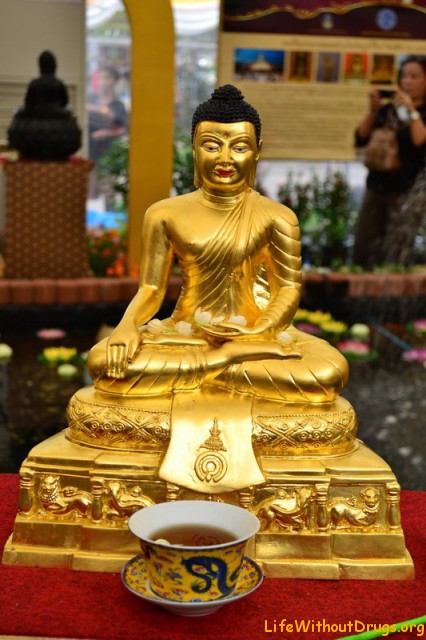 Статуи Будды на день рождения Будды в Бангкоке