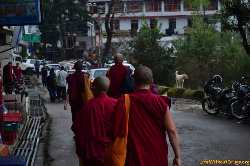 Монахи идут в храм