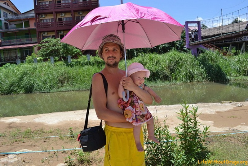 Мы в Лаосе. Гуляем под зонтиком от жаркого солнца