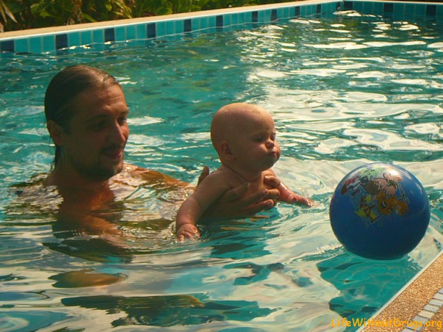 Плавание с ребенком до года