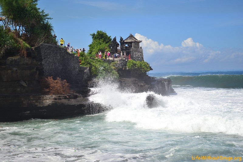 Огромные волны на Бали