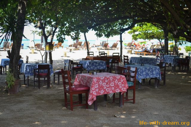 Пляж Санур. Обитель пенсионеров и детей на острове Бали.