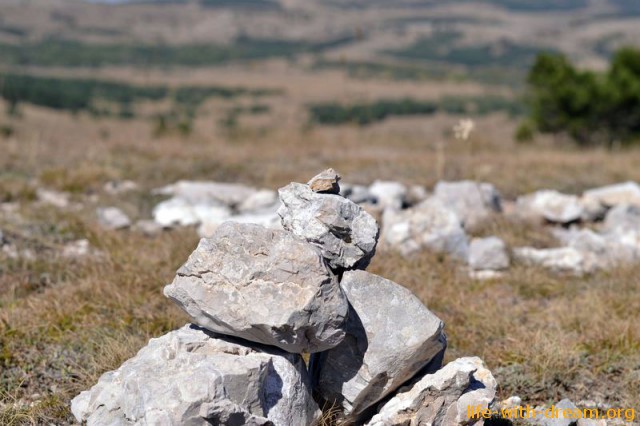 Камни на холме