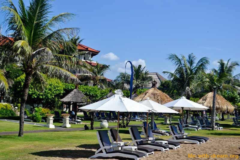 много уютных лежаков в Grand Mirage Resort Thallaso Bali