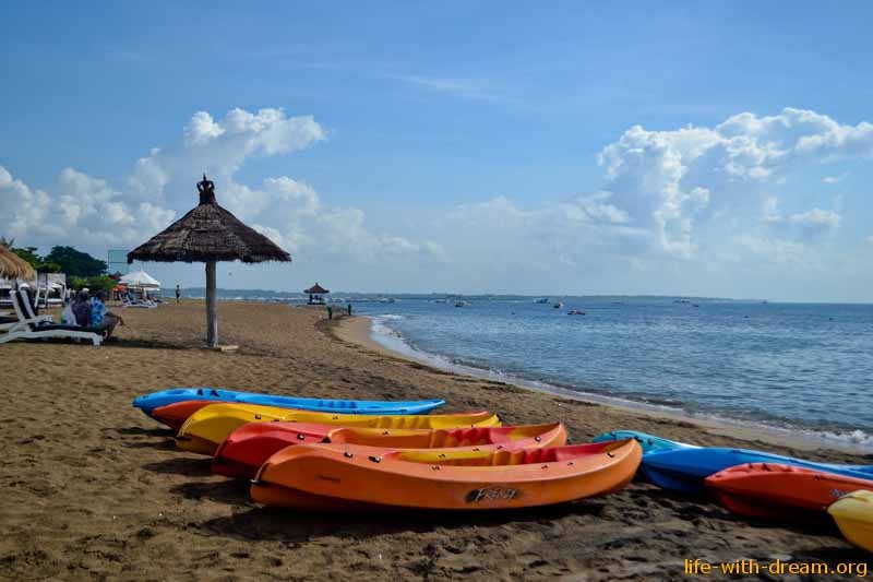 активные виды спорта на воде на пляже отеля Grand Mirage Resort Thallaso Bali 