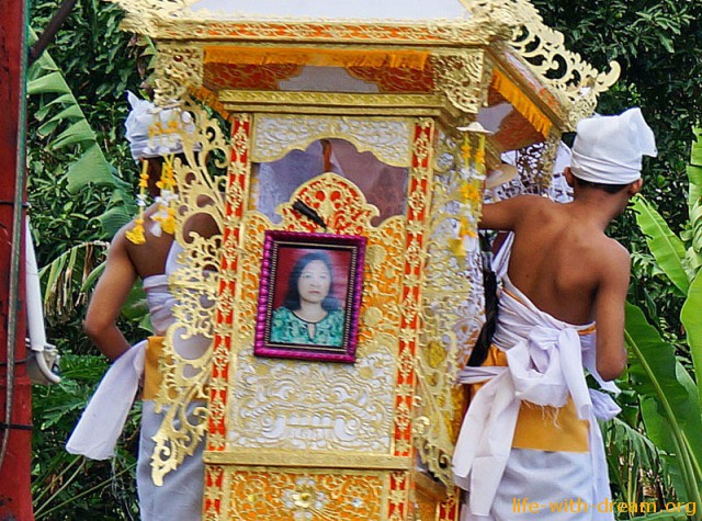 Церемония кремации на Бали