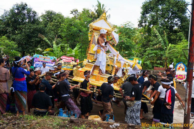 Церемония кремации на Бали