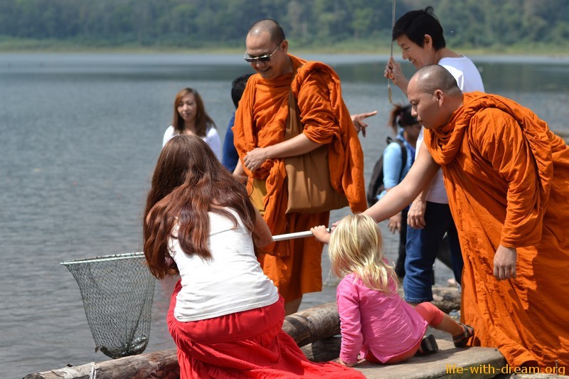 Как мы ездили к озеру Тамблинган и участвовали в буддийской церемонии «освобождения живых существ»