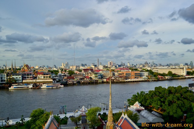 Вид на Бангкок из храма Ват Арун