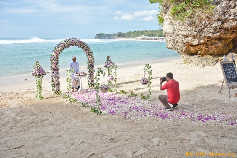Свадебная церемония на Бали - романтичный подарок для влюбленных