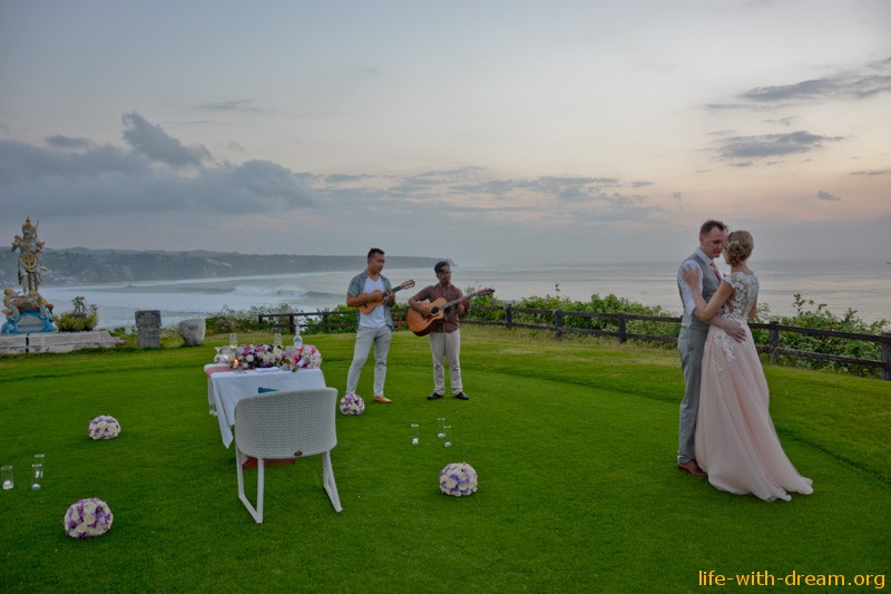 Свадебная церемония на Бали - романтичный подарок для влюбленных