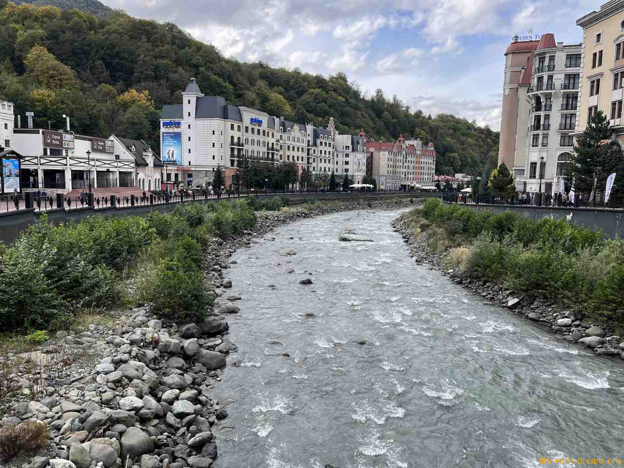 Прогулка по поселку Роза Хутор (и немного Эсто садка).